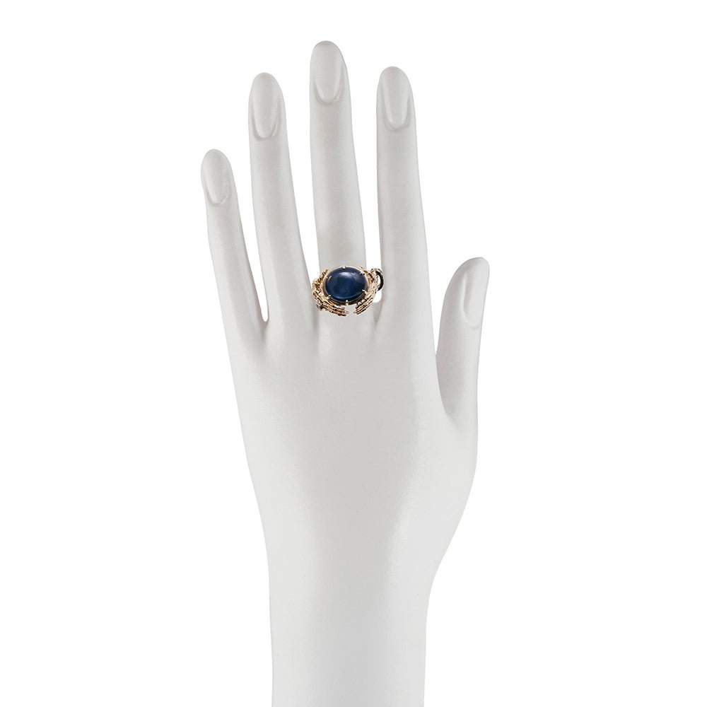 Skeleton hands ring with 1 blue star sapphire - Bernard Delettrez | rings